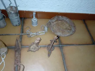 Lottanti oggetti d'antiquariato vari