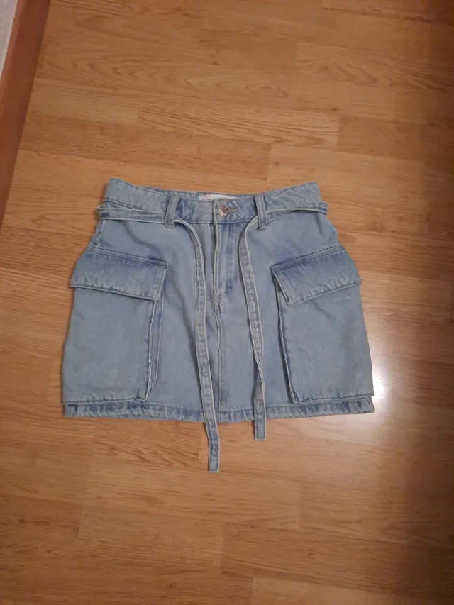 Falda vaquera corta con bolsillos