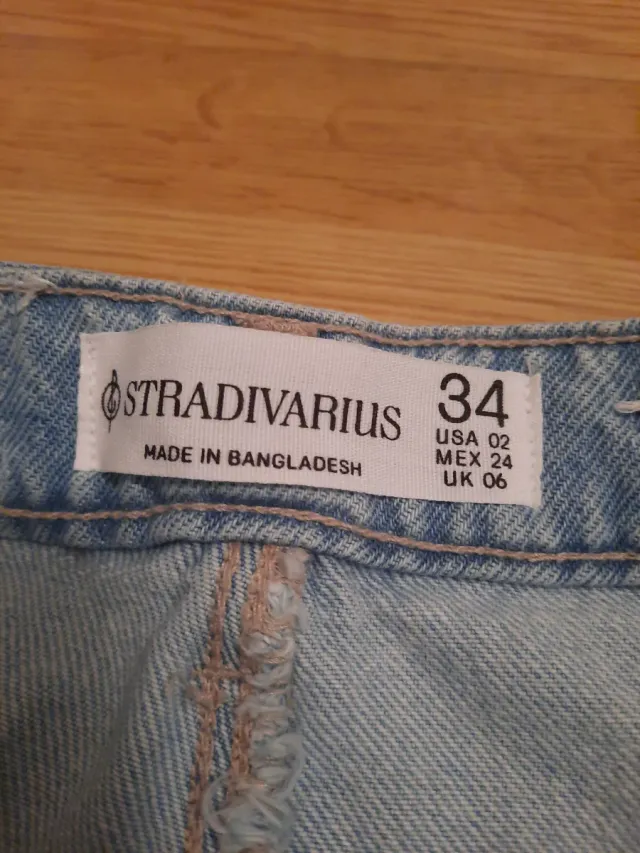 Falda vaquera corta con bolsillos