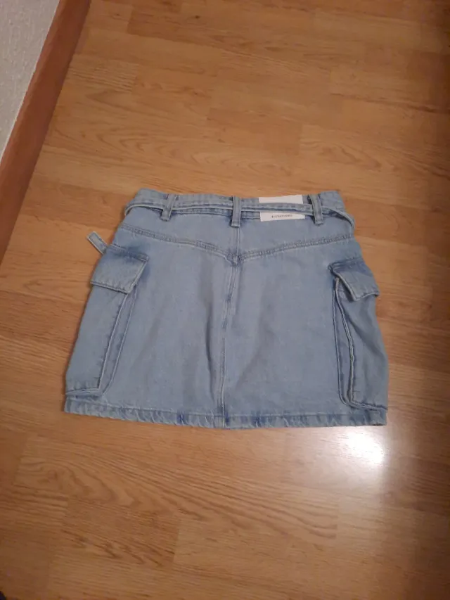 Falda vaquera corta con bolsillos