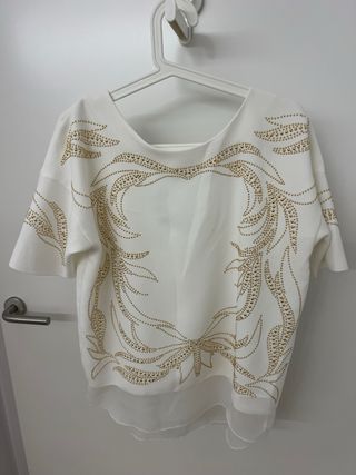 Blusa blanca con detalles dorados