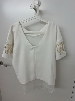 Blusa blanca con detalles dorados