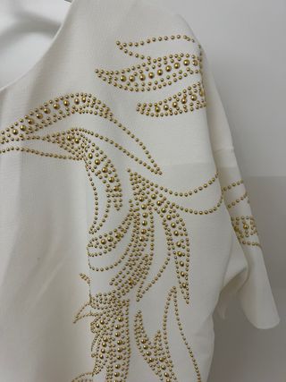Blusa blanca con detalles dorados