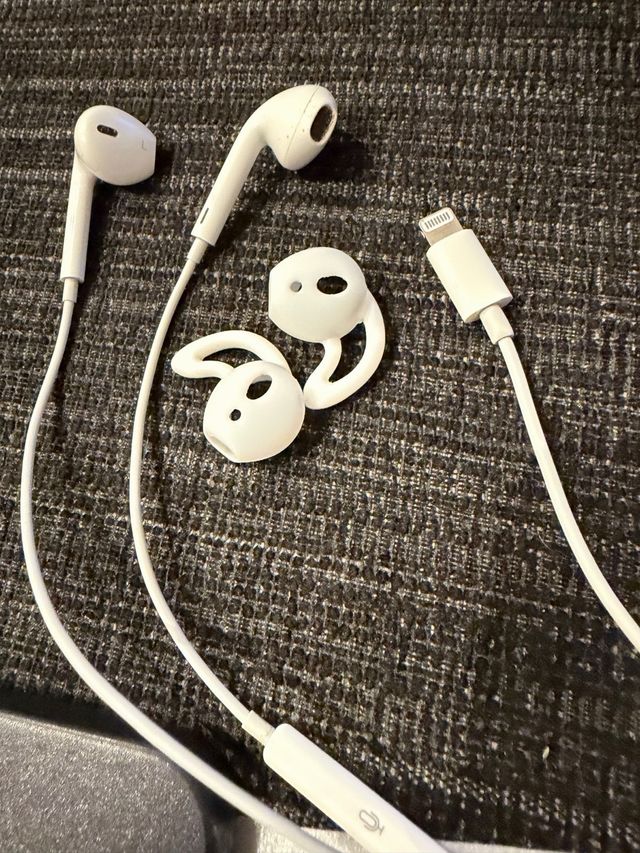 Funda iPhone + Airpods + Cristal Templado ( iPh12)