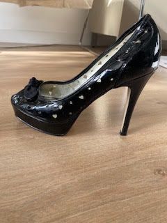 Zapatos de tacón alto GUESS negros charol