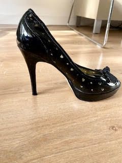 Zapatos de tacón alto GUESS negros charol