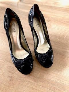 Zapatos de tacón alto GUESS negros charol