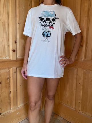 Camiseta blanca con estampado de calavera