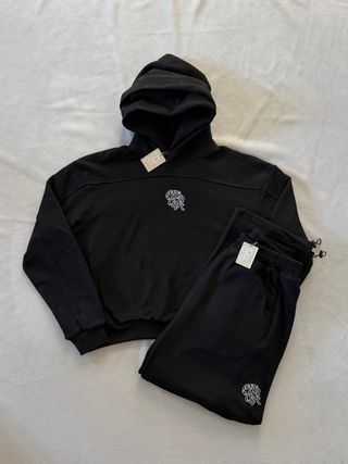 Conjunto Mertra Negro Sudadera y Pantalones