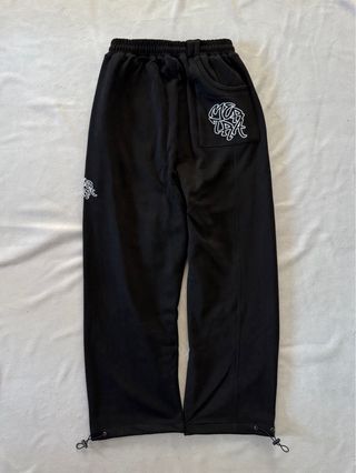 Conjunto Mertra Negro Sudadera y Pantalones