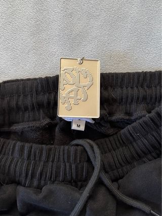 Conjunto Mertra Negro Sudadera y Pantalones