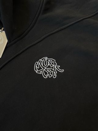 Conjunto Mertra Negro Sudadera y Pantalones