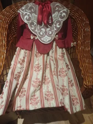 Traje de Fallera Rojo y Beig medida 72 cm largo