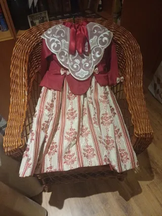 Traje de Fallera Rojo y Beig medida 72 cm largo