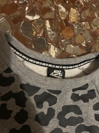 Sudadera Nike SB gris con estampado