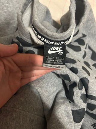 Sudadera Nike SB gris con estampado
