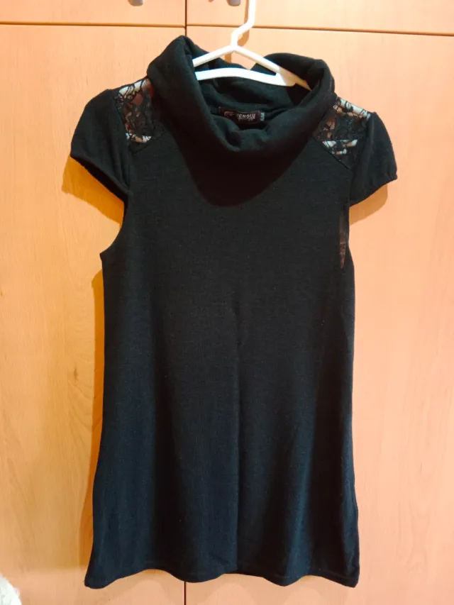 Camiseta negra cuello alto encaje