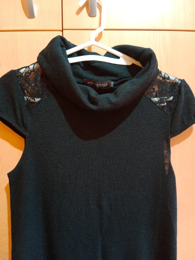 Camiseta negra cuello alto encaje