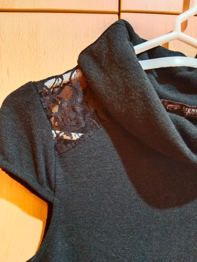 Camiseta negra cuello alto encaje