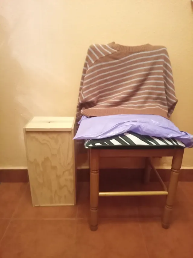 Caja de madera y jersey rayas