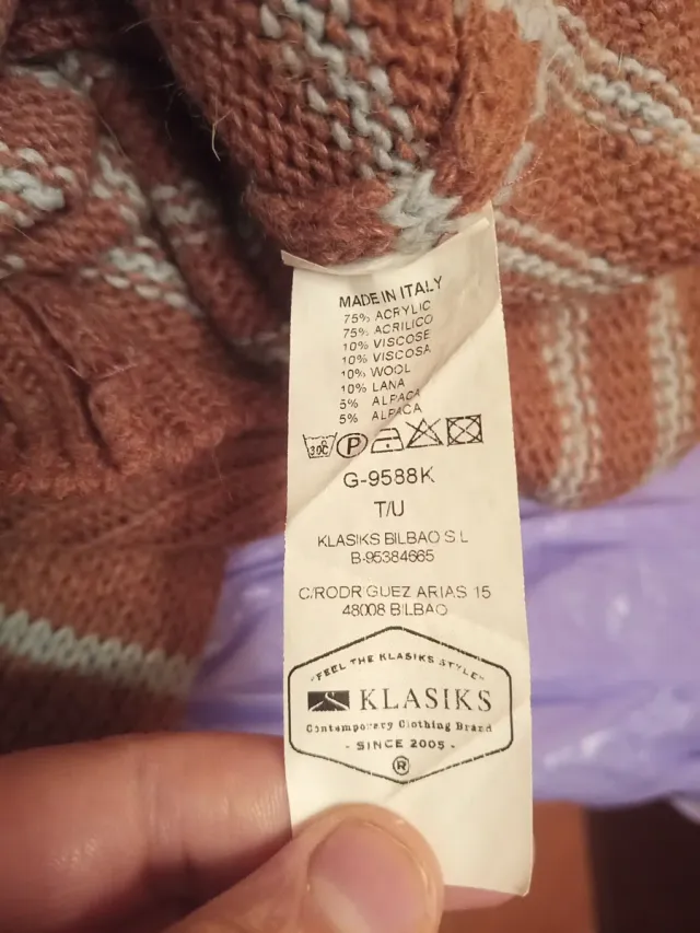 Caja de madera y jersey rayas