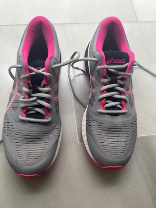 Zapatillas Asics grises y rosas