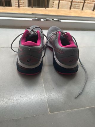 Zapatillas Asics grises y rosas