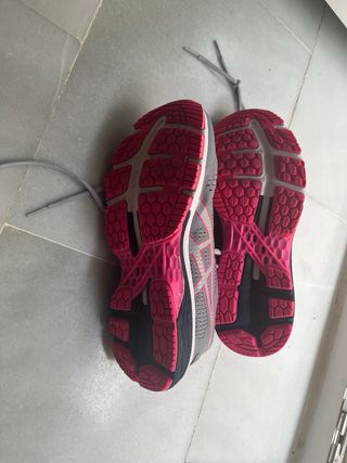 Zapatillas Asics grises y rosas