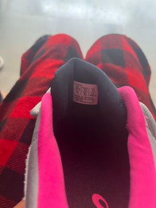 Zapatillas Asics grises y rosas