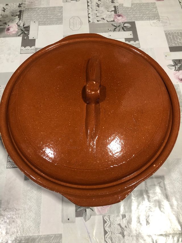 Cacerola de barro con tapa