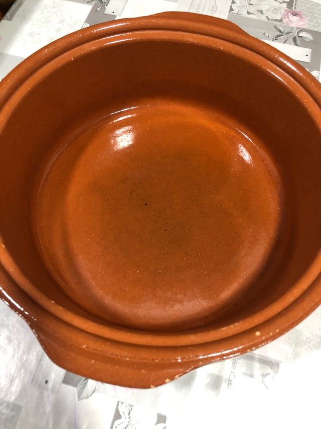 Cacerola de barro con tapa