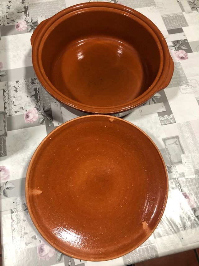 Cacerola de barro con tapa