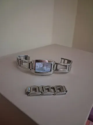 Reloj de pulsera plateado para mujer