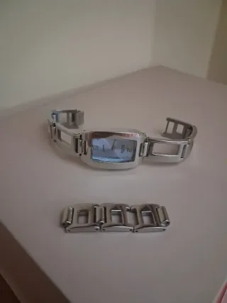 Reloj de pulsera plateado para mujer