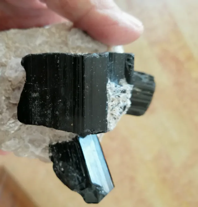 Splendide tormaline su quarzite