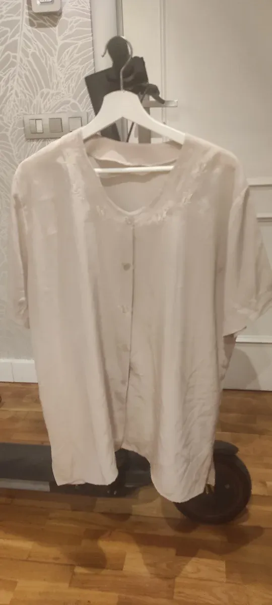 Blusa beige cuello bordado manga corta