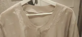 Blusa beige cuello bordado manga corta