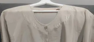 Blusa beige cuello bordado manga corta
