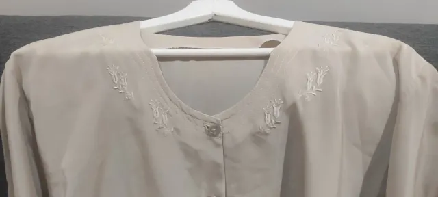 Blusa beige cuello bordado manga corta
