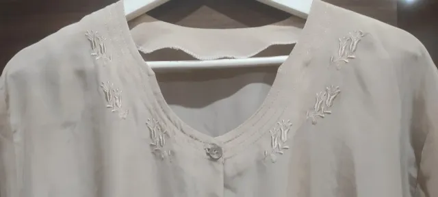 Blusa beige cuello bordado manga corta