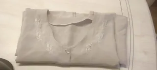 Blusa beige cuello bordado manga corta