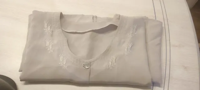 Blusa beige cuello bordado manga corta