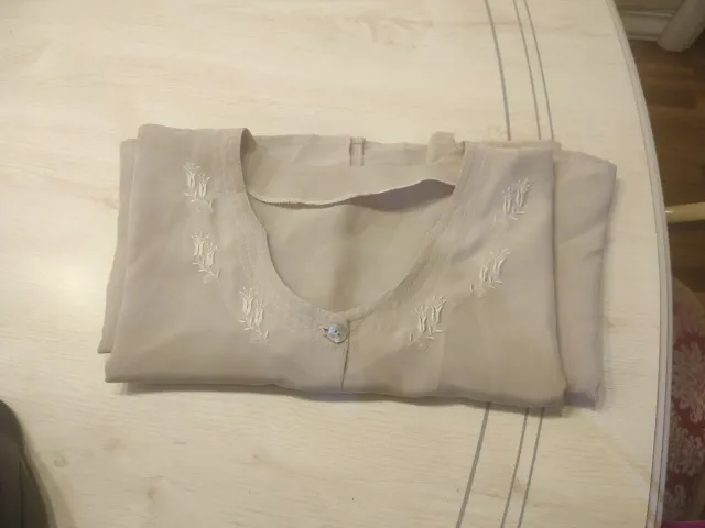 Blusa beige cuello bordado manga corta