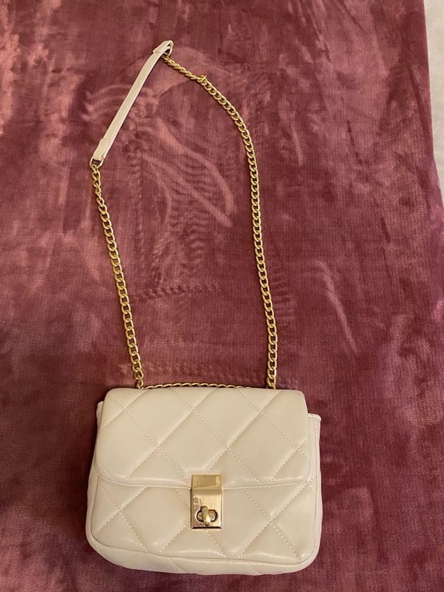 Bolso blanco acolchado con cadena dorada