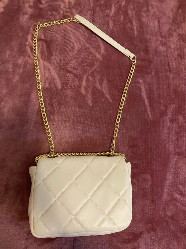 Bolso blanco acolchado con cadena dorada