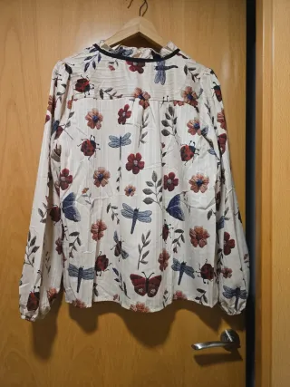 Blusa floral beige mujer