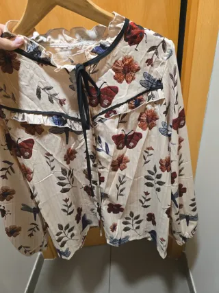 Blusa floral beige mujer