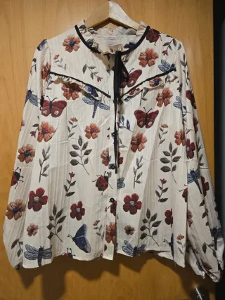 Blusa floral beige mujer