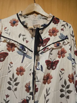 Blusa floral beige mujer