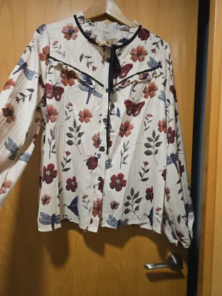 Blusa floral beige mujer